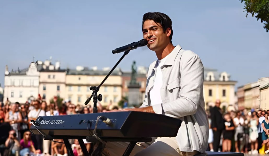 Kraków Enthralled By Matteo Bocelli’s Spontaneous Mini Show