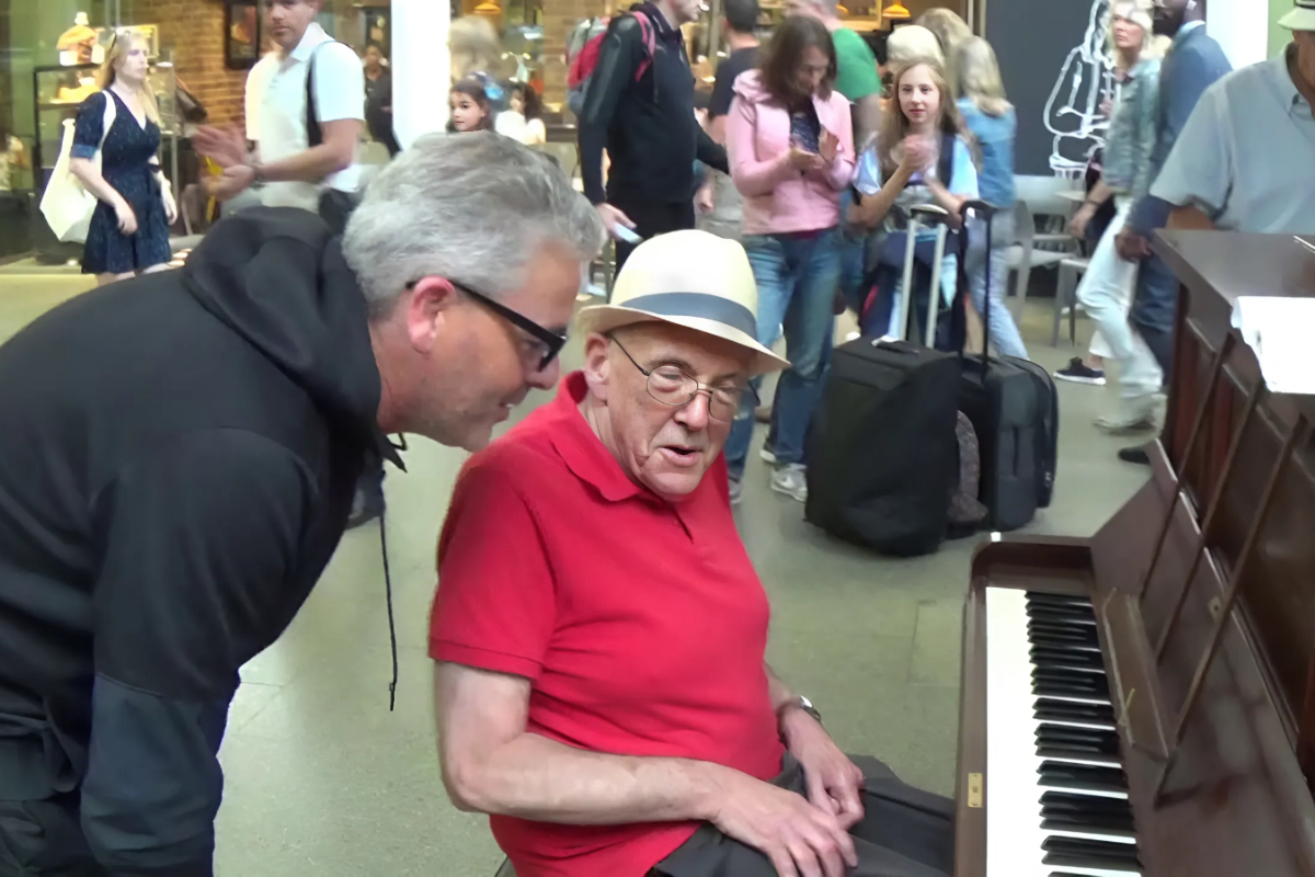 Station Stop Turns Into A Concert Thanks To An 81-Year-Old Pianist